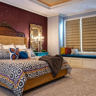 Diseño de dormitorio principal, mediterráneo, grande, sin chimenea, con paredes rojas, moqueta y suelo beige