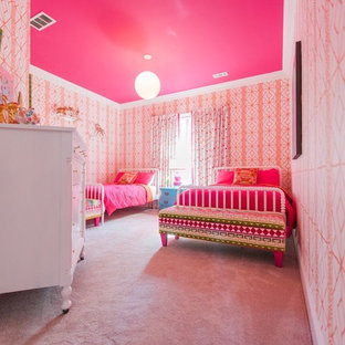 Diseño de dormitorio clásico renovado, de tamaño medio, con parades naranjas, moqueta y suelo rosa