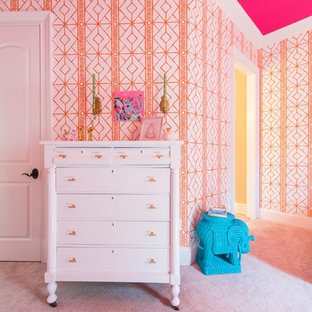Ejemplo de dormitorio tradicional renovado, de tamaño medio, con parades naranjas, moqueta y suelo rosa