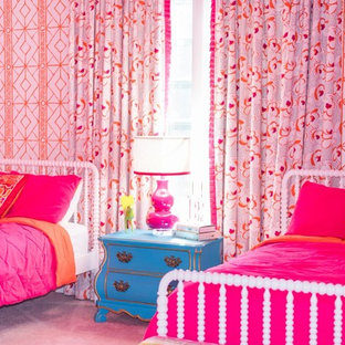 Ejemplo de dormitorio clásico renovado, de tamaño medio, con paredes multicolor, moqueta y suelo rosa