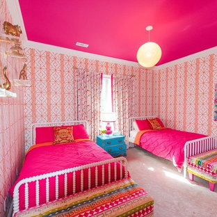 Mittelgroßes Klassisches Schlafzimmer mit oranger Wandfarbe, Teppichboden und rosa Boden in Sonstige