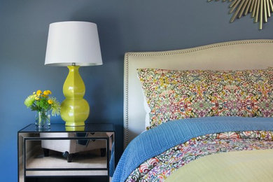 Imagen de dormitorio principal actual de tamaño medio con paredes azules, moqueta y suelo beige