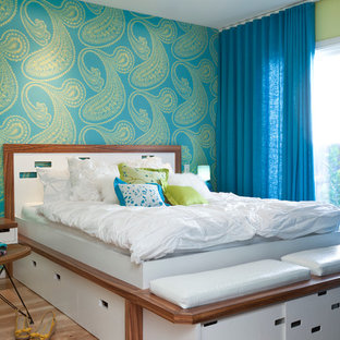 Imagen de dormitorio tradicional renovado con paredes multicolor y suelo de madera clara