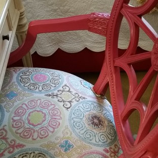 Foto de dormitorio bohemio, pequeño, con paredes amarillas y moqueta