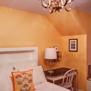 Cette photo montre une petit chambre éclectique avec un mur orange et aucune cheminée.