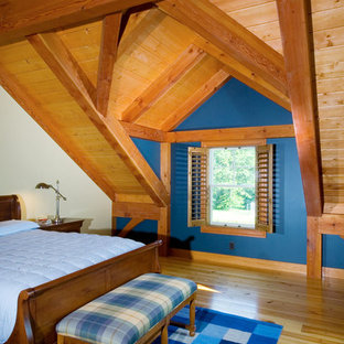 Foto de habitación de invitados de estilo de casa de campo con paredes azules y suelo de madera en tonos medios