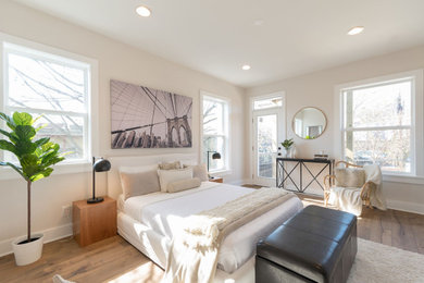 ワシントンD.C.にあるコンテンポラリースタイルのおしゃれな主寝室 (白い壁、無垢フローリング、茶色い床) のレイアウト