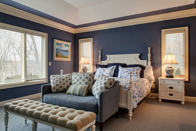 コロンバスにある広いトランジショナルスタイルのおしゃれな寝室 (青い壁、カーペット敷き、グレーの床) のインテリア