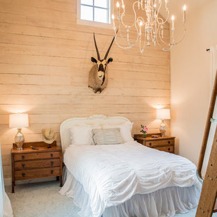 Großes Shabby-Style Gästezimmer ohne Kamin mit beiger Wandfarbe und Teppichboden in Austin