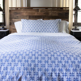 https://www.houzz.com/hznb/photos/comforters-and-duvet-covers-scandinavian-bedroom-phvw-vp~145768988