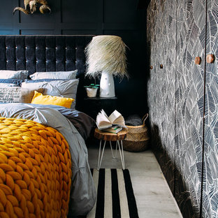 Modelo de dormitorio principal, bohemio, pequeño, sin chimenea, con paredes negras, suelo laminado y suelo gris