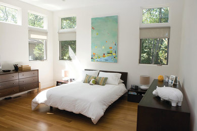 На фото: хозяйская спальня среднего размера в стиле ретро с белыми стенами и светлым паркетным полом без камина с