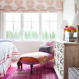 Mittelgroßes Stilmix Hauptschlafzimmer mit weißer Wandfarbe, rosa Boden und Teppichboden in New York