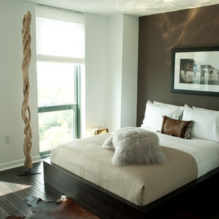 Imagen de dormitorio principal, contemporáneo, de tamaño medio, con paredes marrones y suelo de madera oscura