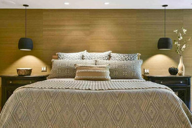 サンルイスオビスポにある広いトランジショナルスタイルのおしゃれな主寝室 (マルチカラーの壁、カーペット敷き、コーナー設置型暖炉、木材の暖炉まわり、グレーの床) のインテリア