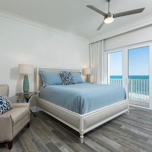 Imagen de dormitorio principal, costero, grande, con paredes blancas, suelo de baldosas de porcelana y suelo verde