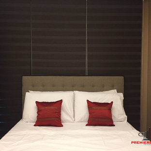 Modelo de dormitorio principal, actual, de tamaño medio, con paredes blancas, suelo laminado y suelo amarillo