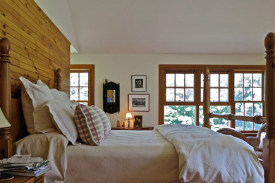 Ejemplo de dormitorio principal rústico de tamaño medio con paredes beige