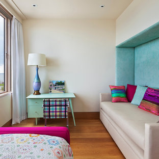 Imagen de dormitorio principal, contemporáneo, de tamaño medio, sin chimenea, con paredes rosas, moqueta y suelo rosa
