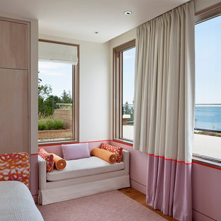 Modelo de dormitorio principal, actual, de tamaño medio, sin chimenea, con paredes rosas, moqueta y suelo rosa