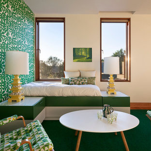 Foto de dormitorio principal, contemporáneo, de tamaño medio, sin chimenea, con paredes beige, moqueta y suelo verde