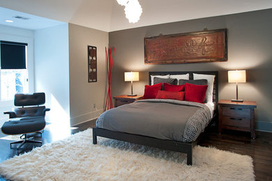 Imagen de dormitorio principal de estilo zen de tamaño medio con paredes grises y suelo de madera oscura