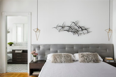 サンフランシスコにあるトランジショナルスタイルのおしゃれな主寝室 (白い壁、無垢フローリング) のレイアウト