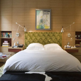 Idee per una camera da letto contemporanea con pareti beige e parquet scuro