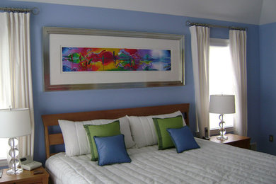 他の地域にある中くらいなコンテンポラリースタイルのおしゃれな主寝室 (青い壁、カーペット敷き) のインテリア