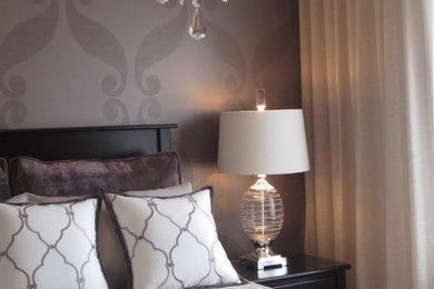 Esempio di una piccola camera matrimoniale minimal con pareti viola e parquet chiaro