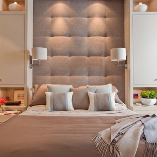 Mittelgroßes Modernes Hauptschlafzimmer mit beiger Wandfarbe und Teppichboden in Boston