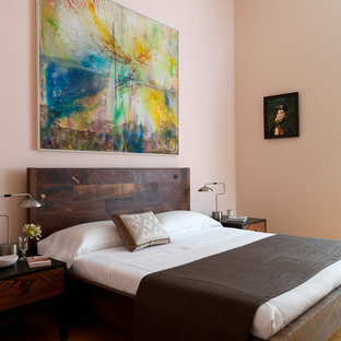 Modernes Hauptschlafzimmer mit rosa Wandfarbe in New York