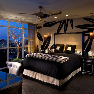 Imagen de dormitorio contemporáneo con paredes multicolor, moqueta y suelo negro