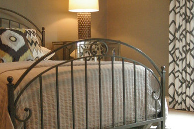 Ejemplo de dormitorio principal moderno de tamaño medio sin chimenea con moqueta, paredes marrones y suelo gris
