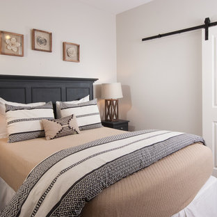 Foto de habitación de invitados contemporánea, pequeña, con paredes grises y suelo laminado