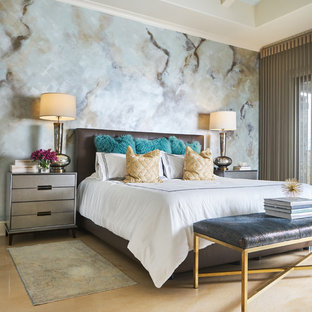 Foto de dormitorio principal, tradicional renovado, grande, con paredes multicolor, suelo de cemento y suelo gris