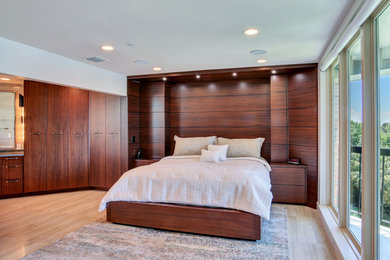 タンパにある広いコンテンポラリースタイルのおしゃれな主寝室 (淡色無垢フローリング、ベージュの床、白い壁、暖炉なし)