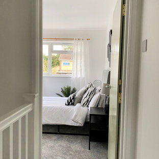 Foto de dormitorio principal, contemporáneo, pequeño, con paredes blancas, moqueta y suelo gris