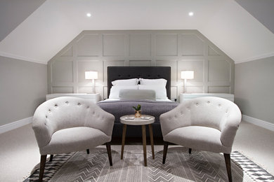 Großes Modernes Gästezimmer mit grauer Wandfarbe und Teppichboden in Surrey