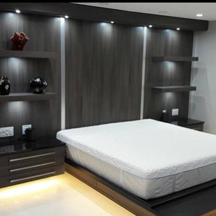 Foto de dormitorio principal, contemporáneo, grande, sin chimenea, con paredes grises, suelo de mármol y suelo beige
