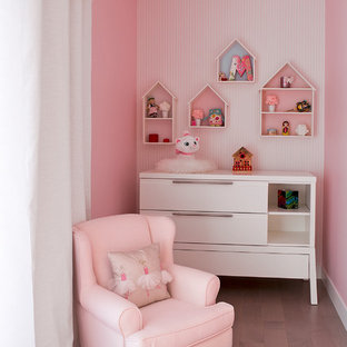 Ejemplo de dormitorio contemporáneo, grande, con paredes rosas y suelo de madera clara
