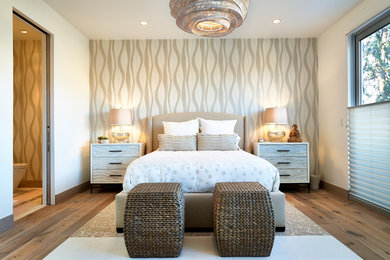 Modelo de habitación de invitados actual de tamaño medio con paredes blancas y suelo de madera clara