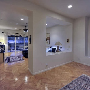 Modelo de dormitorio principal, contemporáneo, extra grande, con paredes beige y suelo de travertino