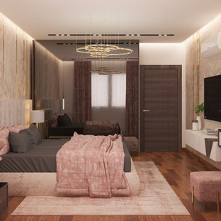 Ejemplo de dormitorio principal, mediterráneo, de tamaño medio, sin chimenea, con paredes beige, suelo de contrachapado, marco de chimenea de hormigón y suelo marrón