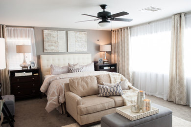 ラスベガスにある広いコンテンポラリースタイルのおしゃれな主寝室 (グレーの壁、カーペット敷き)