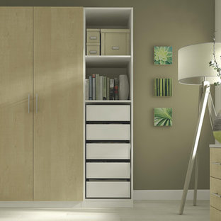Imagen de dormitorio tipo loft, actual, grande, con paredes beige y suelo de linóleo