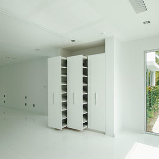 Diseño de dormitorio principal, minimalista, extra grande, sin chimenea, con paredes blancas, suelo de baldosas de porcelana y suelo blanco