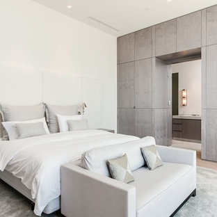 Großes Modernes Hauptschlafzimmer ohne Kamin mit weißer Wandfarbe, hellem Holzboden und weißem Boden in Miami