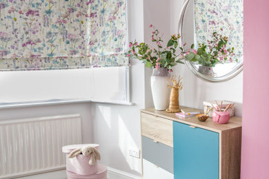 Foto de dormitorio actual grande con paredes rosas, moqueta y suelo beige