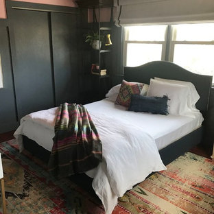 Foto de dormitorio principal, contemporáneo, de tamaño medio, sin chimenea, con paredes negras y suelo de madera en tonos medios